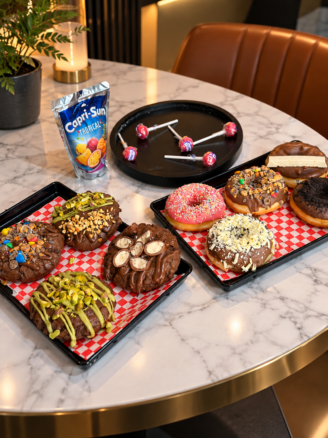 Goûter des super-héros : donuts, cookies, Capri-Sun et sucettes